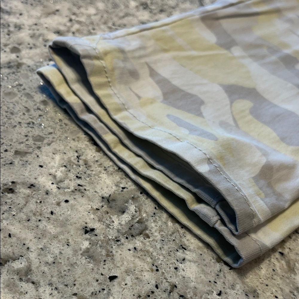 Democracy Light Yellow Camo Cropped Jeans Size 10 - Picture 5 of 9